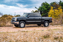 Load image into Gallery viewer, 1.5 - 2.5 Inch GM Leveling Lift Kit w/ V2 Shocks 99-06 1500 PU 4WD Rough Country