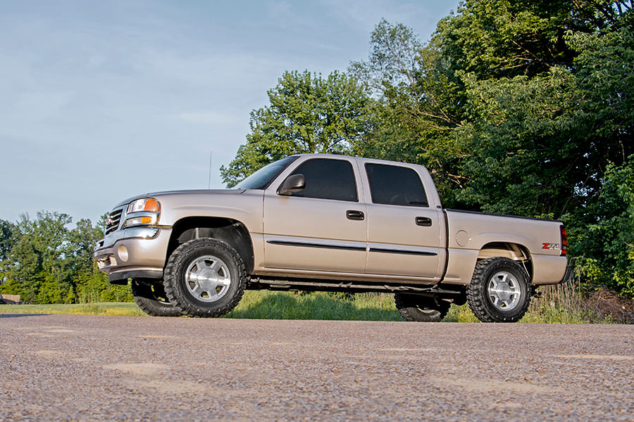 1.5 - 2.5 Inch GM Leveling Lift Kit w/ V2 Shocks 99-06 1500 PU 4WD Rough Country
