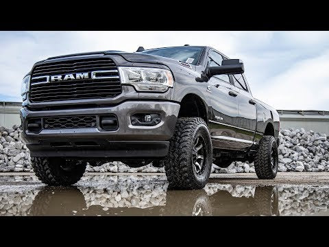 Rough Country Leveling Kit 2.5 Inch Ram Leveling Kit w/ V2 Shocks Coil Spring For 14-Up 2500/3500 4WD Rough Country - 37775