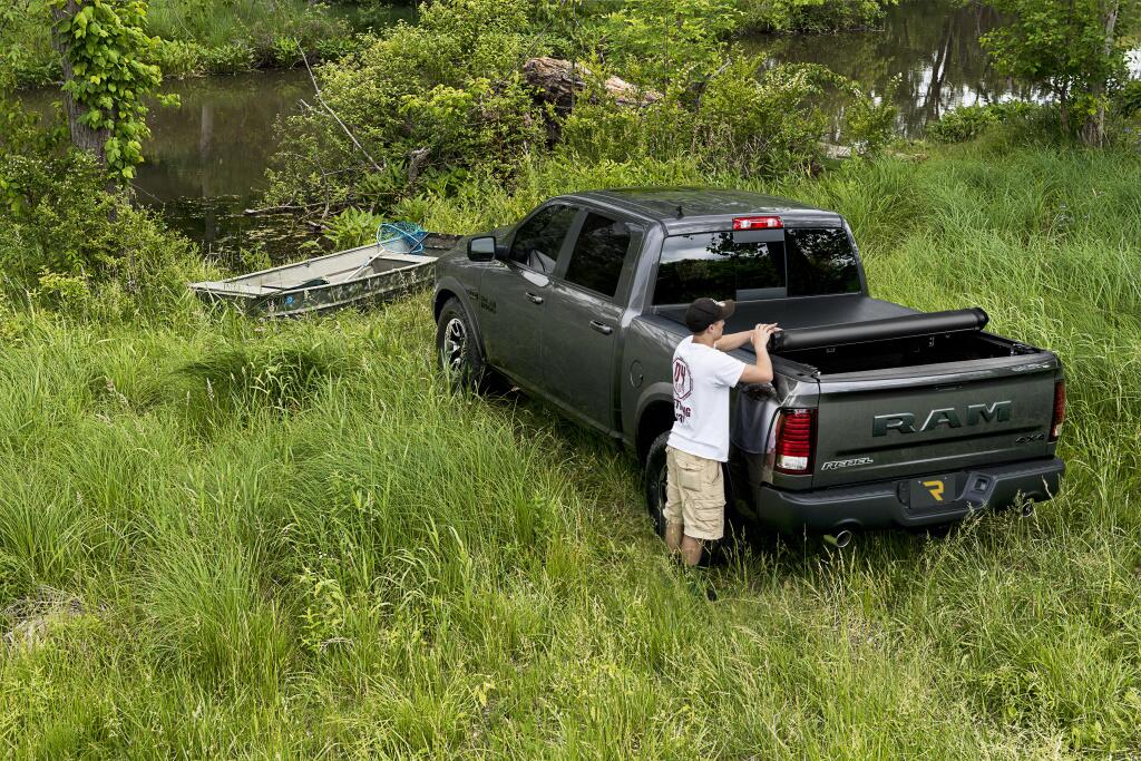 Deuce Tonneau Cover Black 2015-2022 Colorado/Canyon 5 Foot Bed without Sport Bar Truxedo