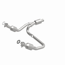 Load image into Gallery viewer, Magnaflow Catalytic Converter Direct Fit MagnaFlow Conv Direct Fit 14-16 GMC Sierra 1500 V6 4.3L