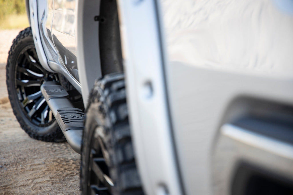 Rough Country Nerf Bars GM Oval Nerf Step Bars (19-20 GM 1500, 2020 2500HD/3500 HD Crew Cab) Rough Country - 21002